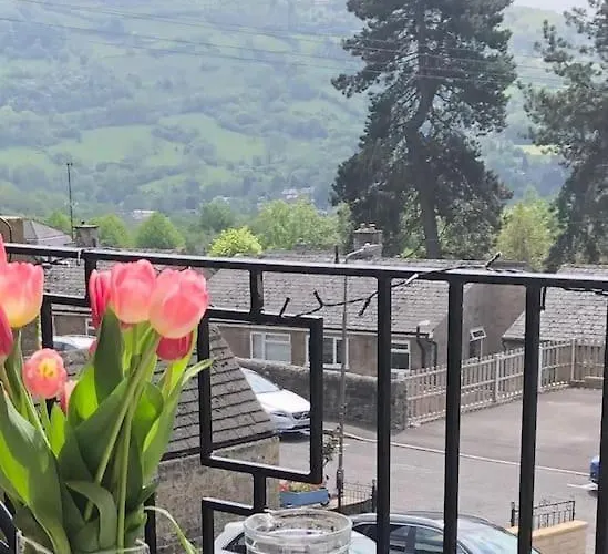 Hilltop House Is A Welcoming 2 Bedroom Property