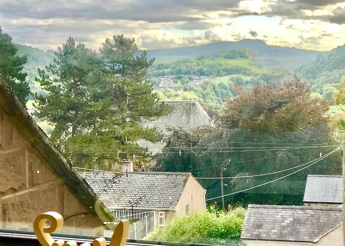 Hilltop House Is A Welcoming 2 Bedroom Property